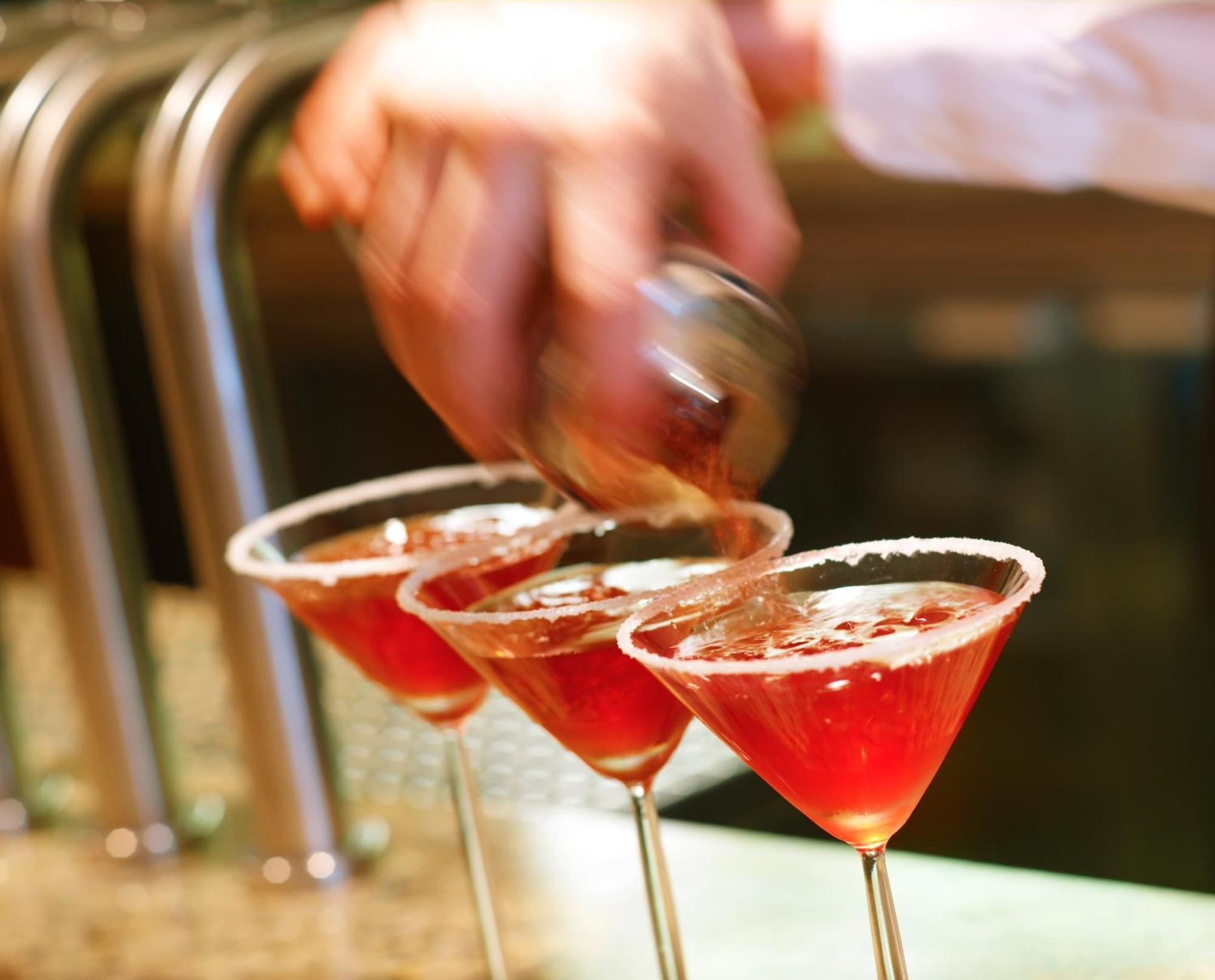 Aghadoe Heights Hotel & Spa Κιλάρνεϊ Εξωτερικό φωτογραφία A bartender seasoning a cocktail rim with a lemon wheel