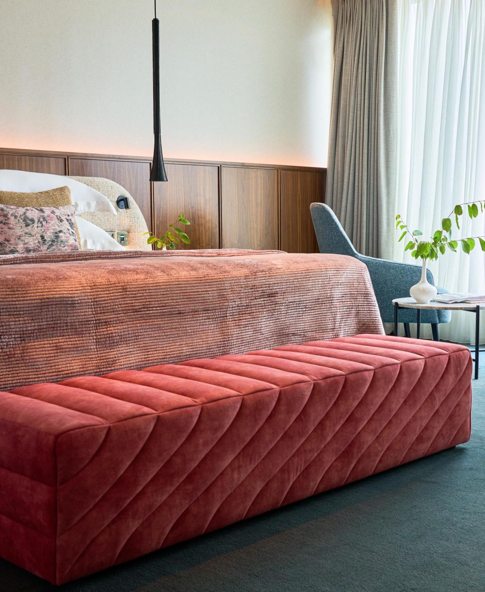Aghadoe Heights Hotel & Spa Κιλάρνεϊ Εξωτερικό φωτογραφία A bench in a bedroom